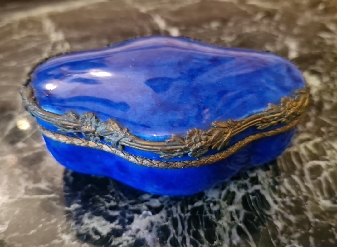 Boite à bijoux en porcelaine de Sèvres 