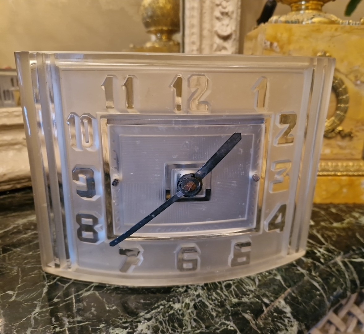 Pendule électrique Ato, en cristal Lalique