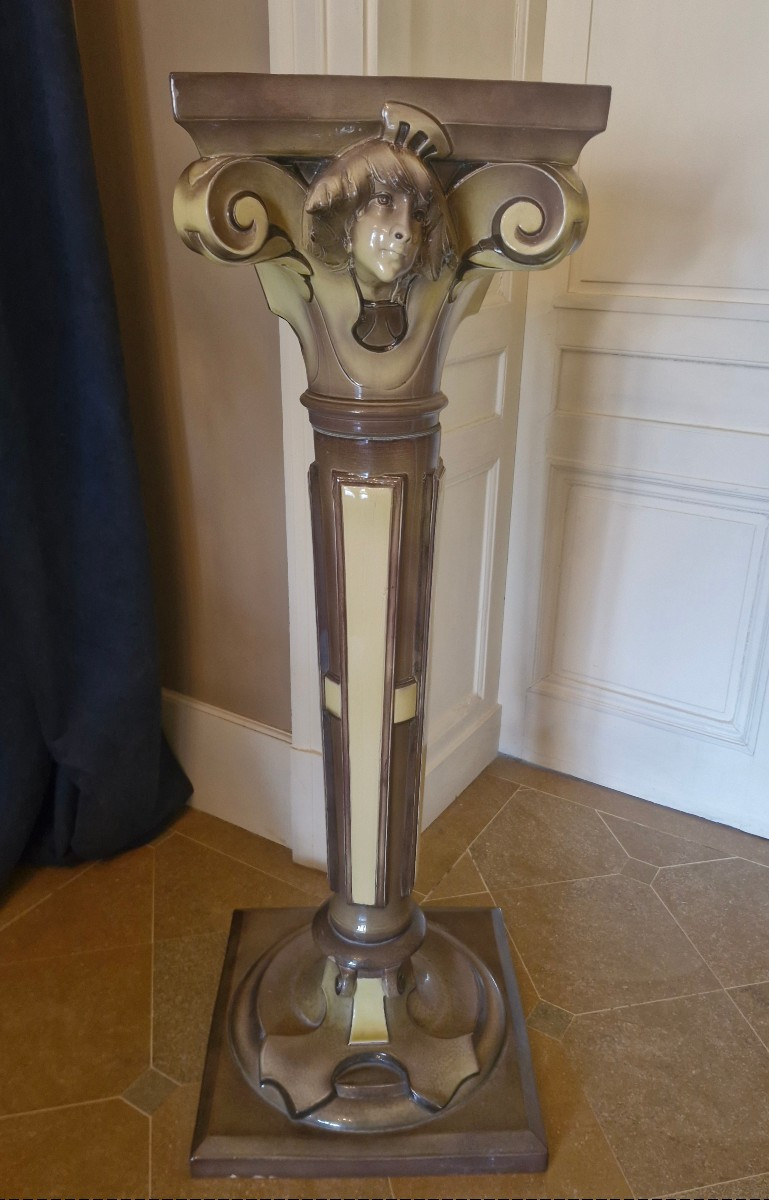 Colonne en barbotine à décor grotesque 