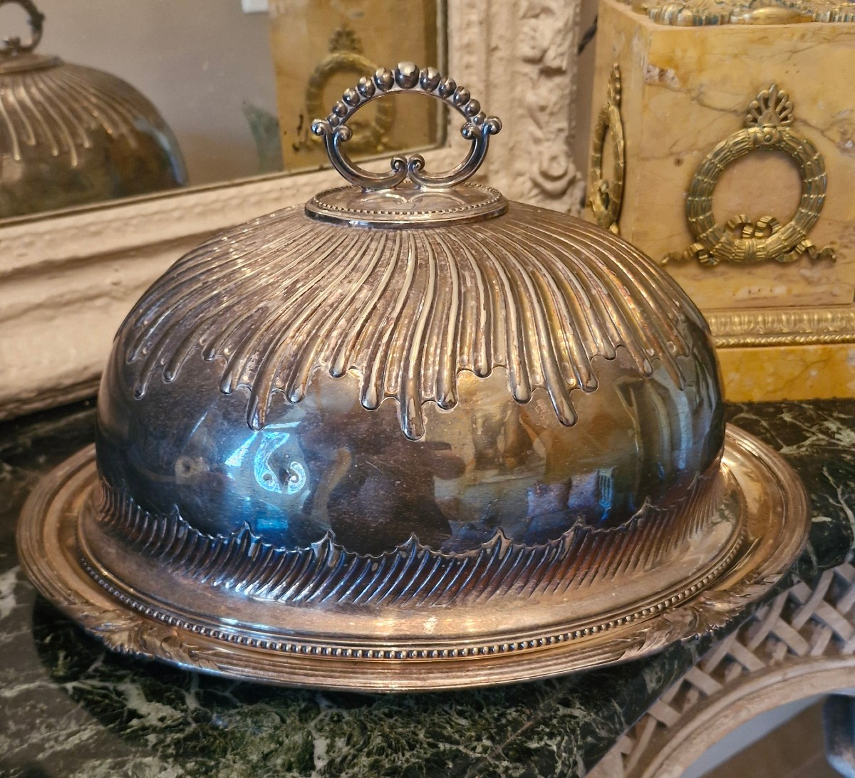 Cloche de service en métal argenté 