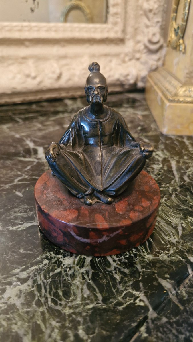 Sculpture figurant un sage assis Asie-photo-2