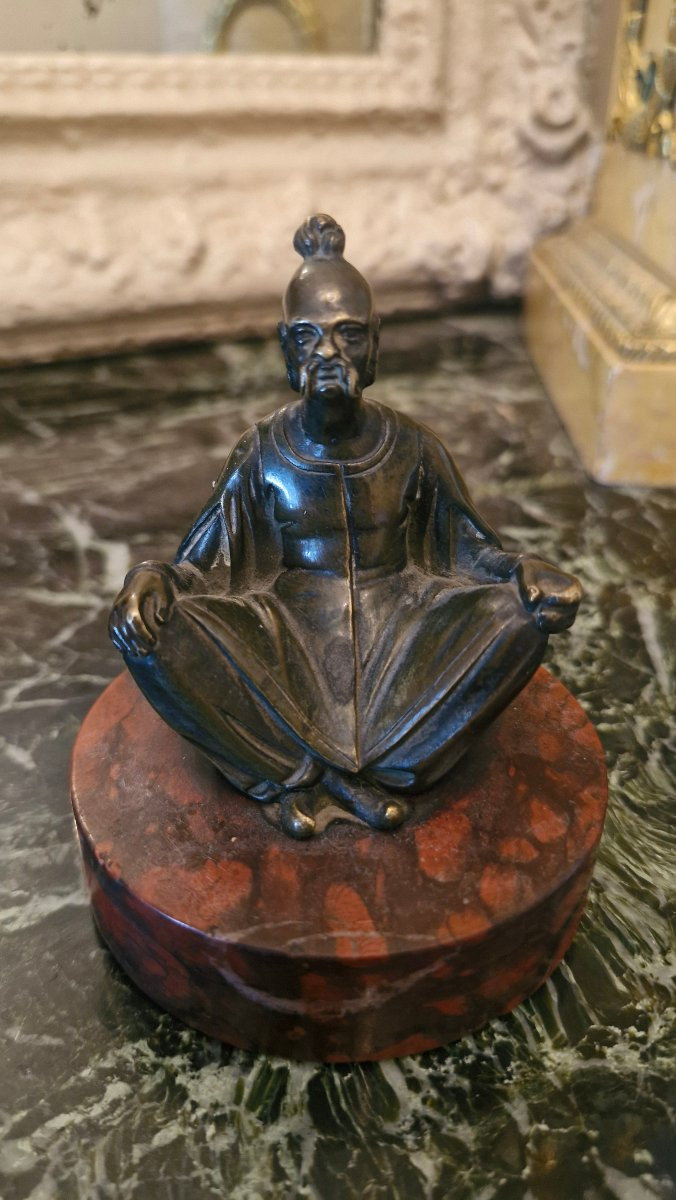 Sculpture figurant un sage assis Asie-photo-3