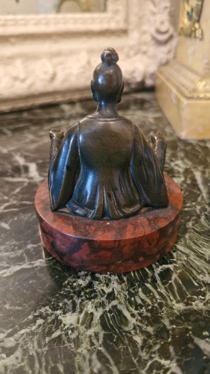 Sculpture figurant un sage assis Asie-photo-1