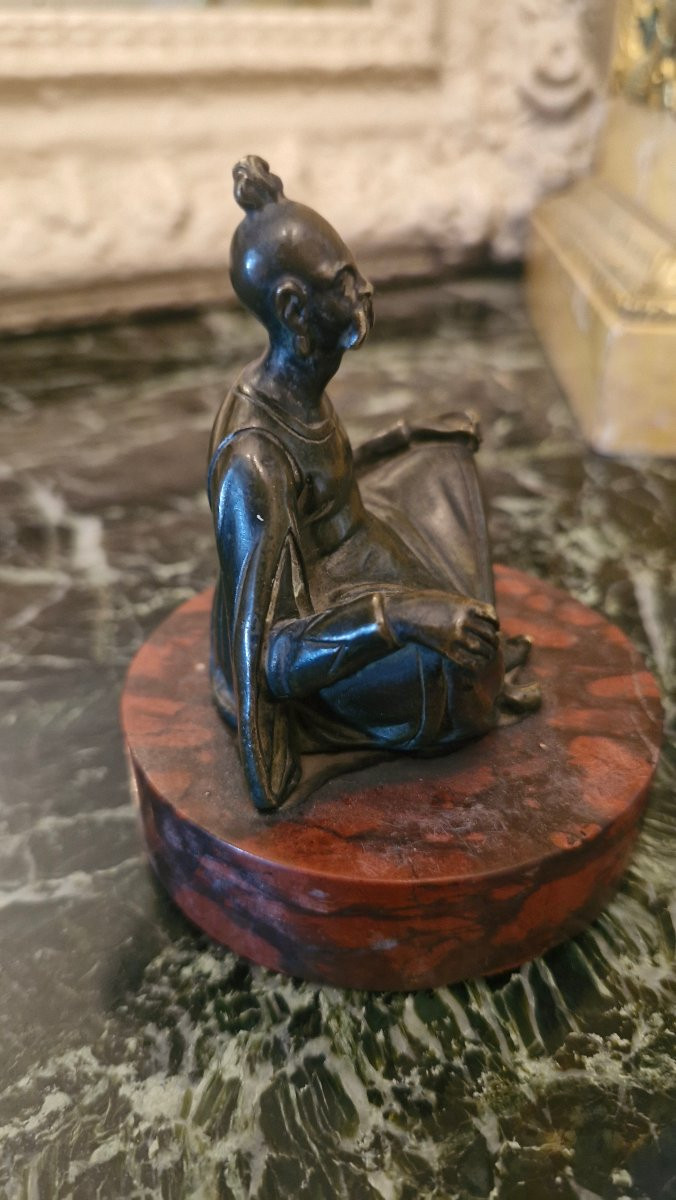 Sculpture figurant un sage assis Asie-photo-2