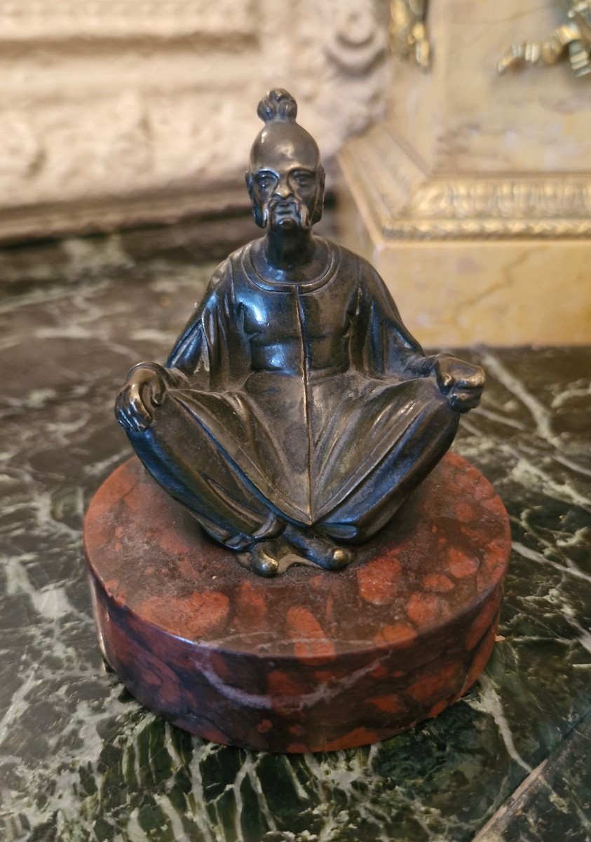 Sculpture figurant un sage assis Asie