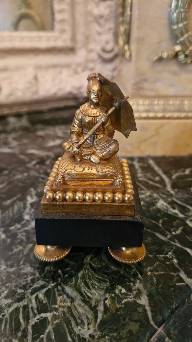 Sculpture en bronze figurant une chinoise à l'ombrelle-photo-2