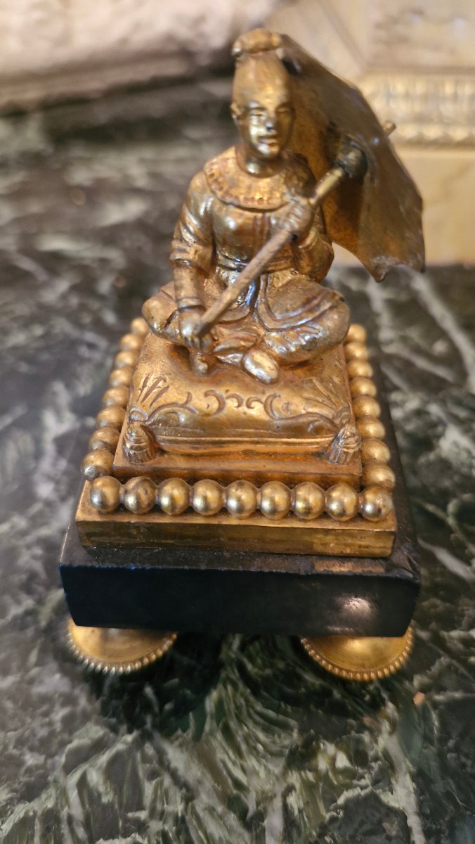 Sculpture en bronze figurant une chinoise à l'ombrelle-photo-4