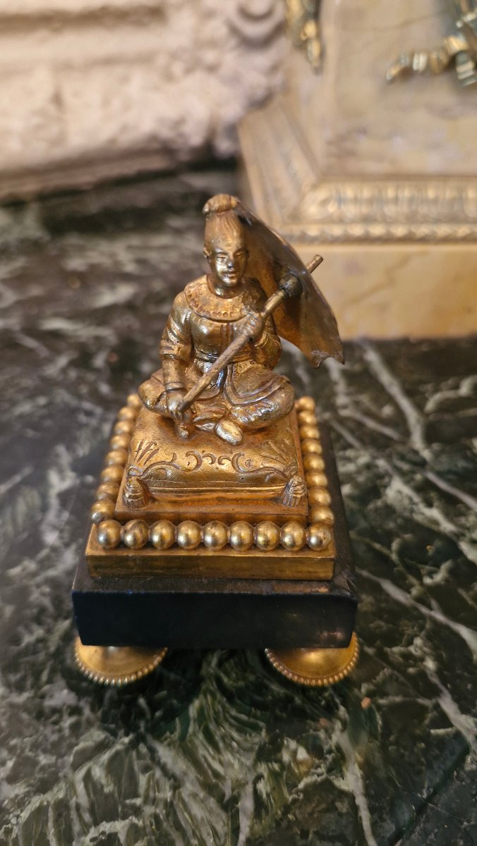 Sculpture en bronze figurant une chinoise à l'ombrelle-photo-1