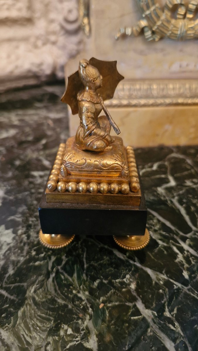 Sculpture en bronze figurant une chinoise à l'ombrelle-photo-4