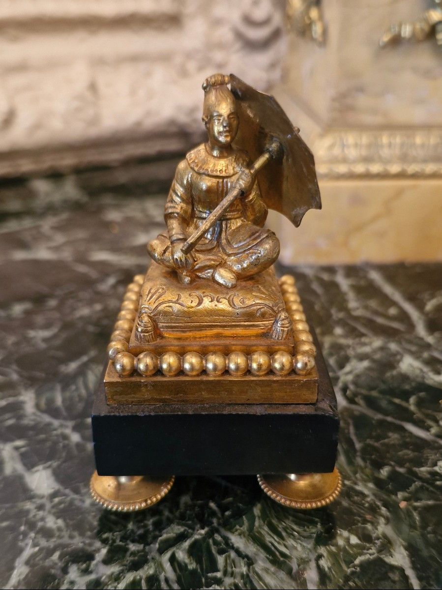 Sculpture en bronze figurant une chinoise à l'ombrelle