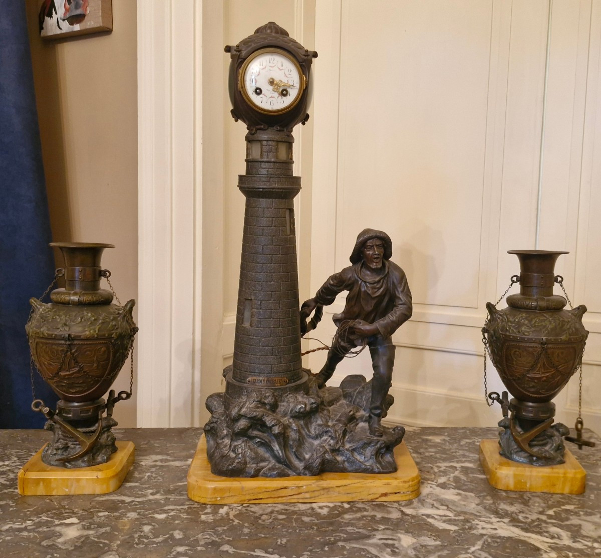 Garniture de cheminée représentant un phare et son marin