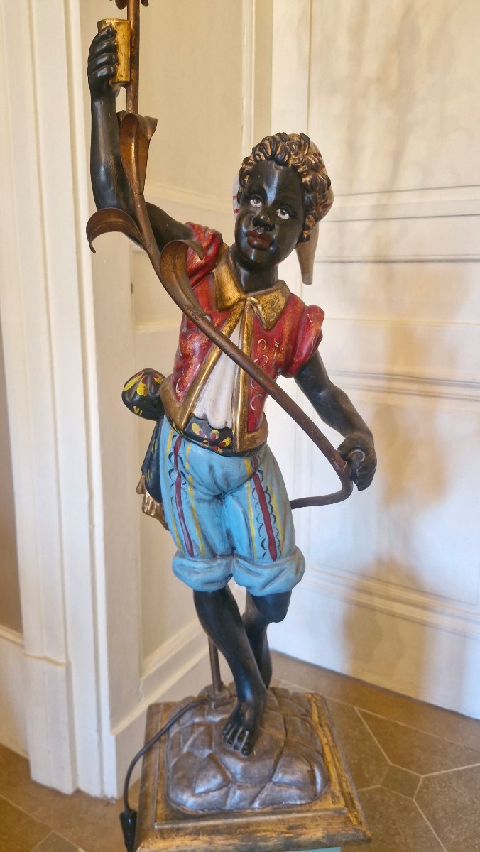 Torchère en bois sculpté figurant un nubien-photo-2