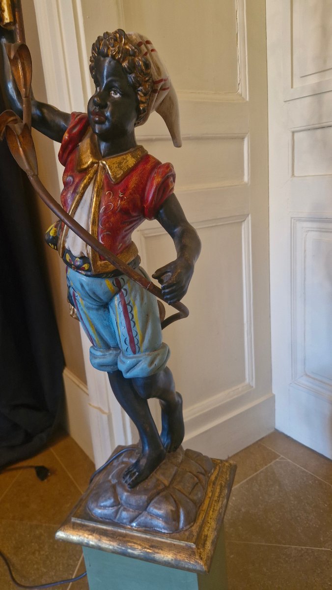 Torchère en bois sculpté figurant un nubien-photo-3