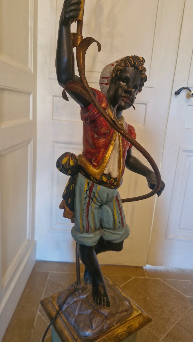 Torchère en bois sculpté figurant un nubien-photo-4