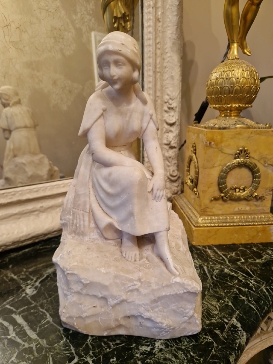 Sculpture en albatre représentant une jeune fille-photo-2
