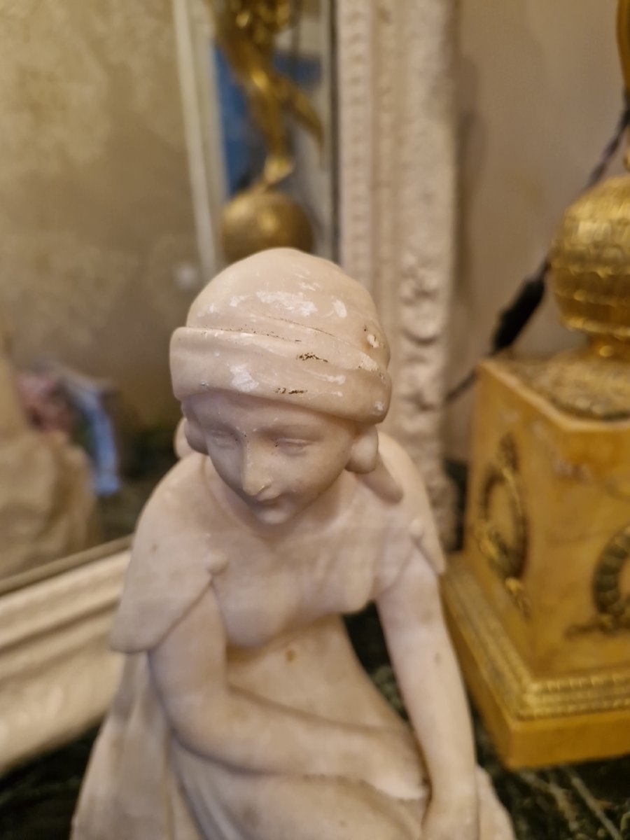 Sculpture en albatre représentant une jeune fille-photo-2