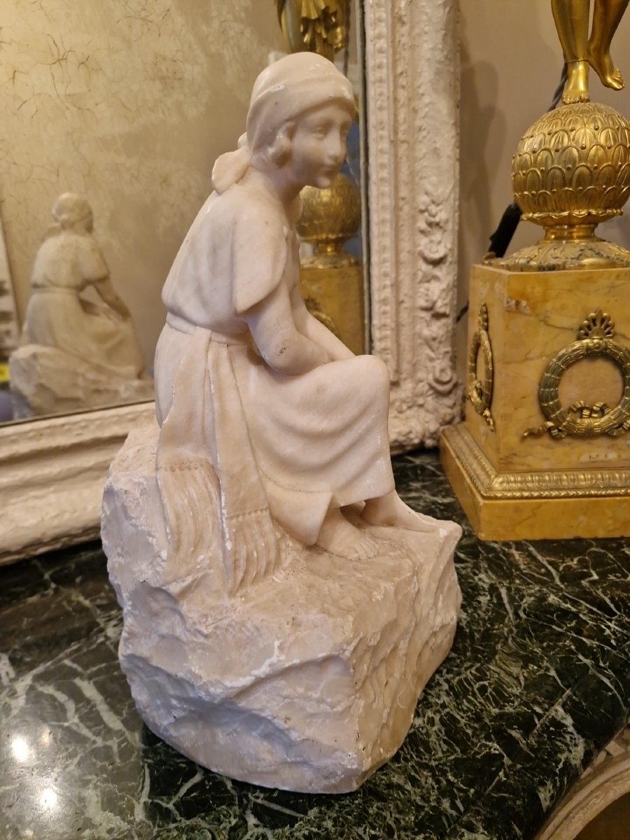 Sculpture en albatre représentant une jeune fille-photo-3
