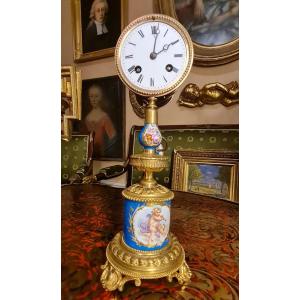 Horloge En Porcelaine De Sèvres, Monture En Bronze Doré Napoléon III 