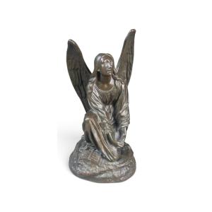 Ange agenouillé, bronze signé Théodore Gechter