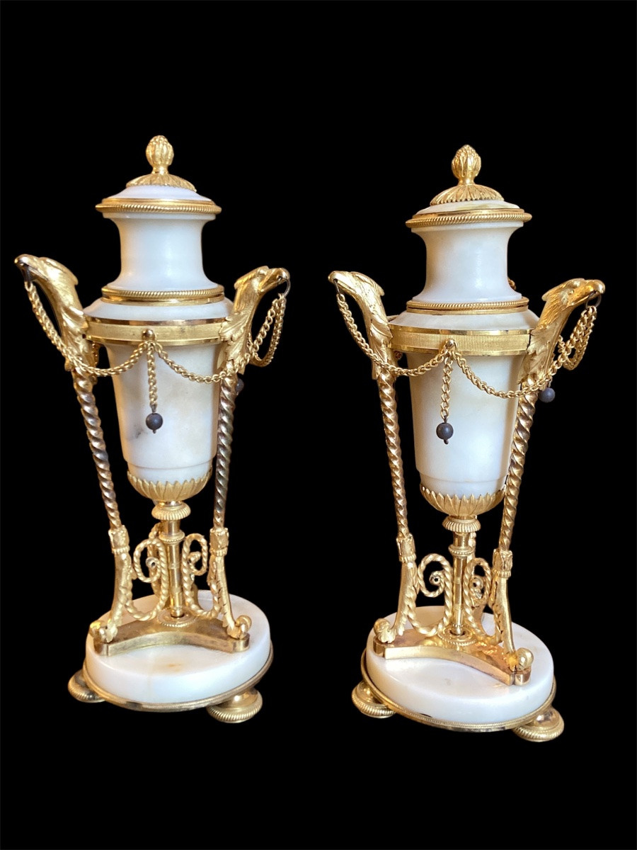 Paire de cassolettes formant  bougeoirs en marbre et bronze doré. -photo-2