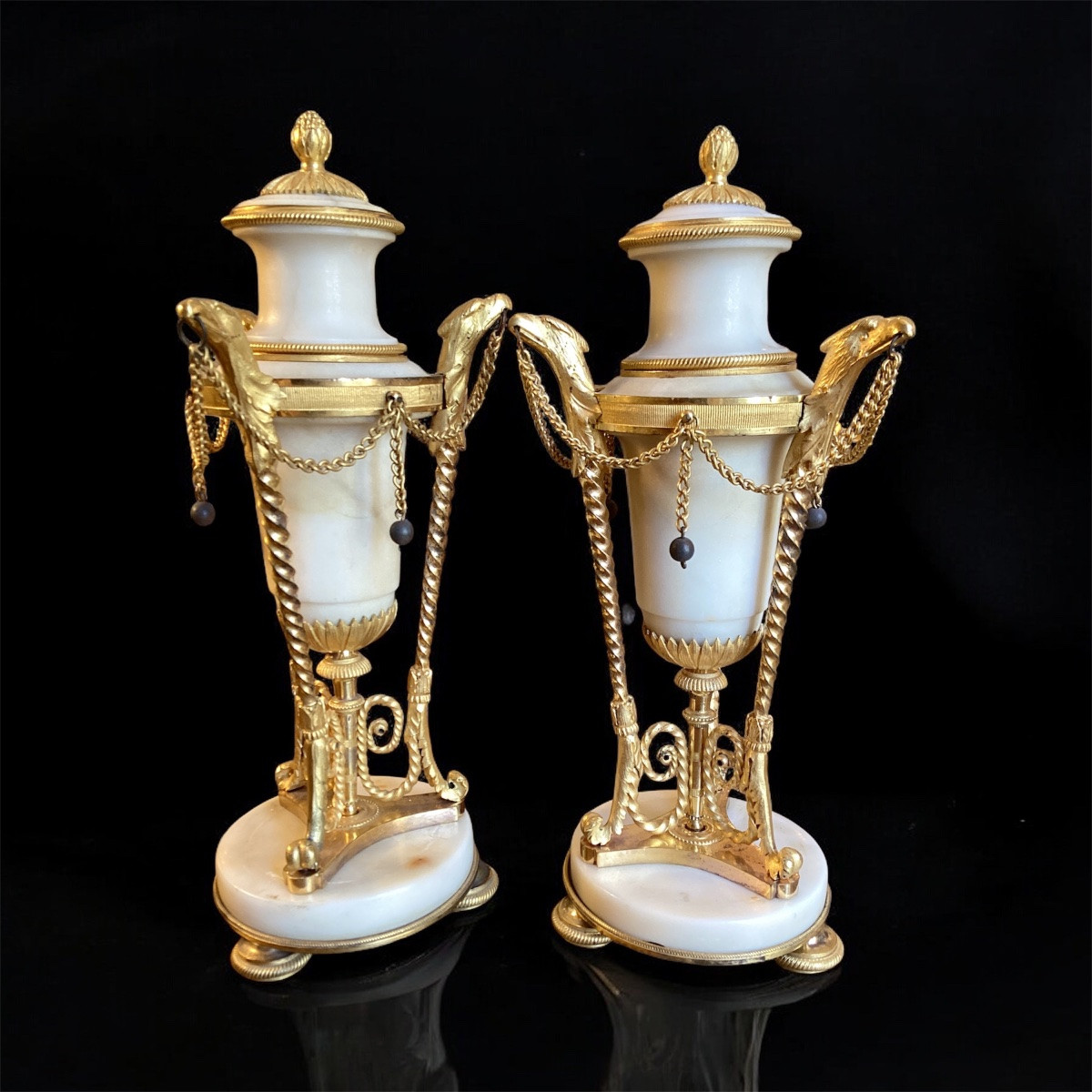 Paire de cassolettes formant  bougeoirs en marbre et bronze doré. -photo-3