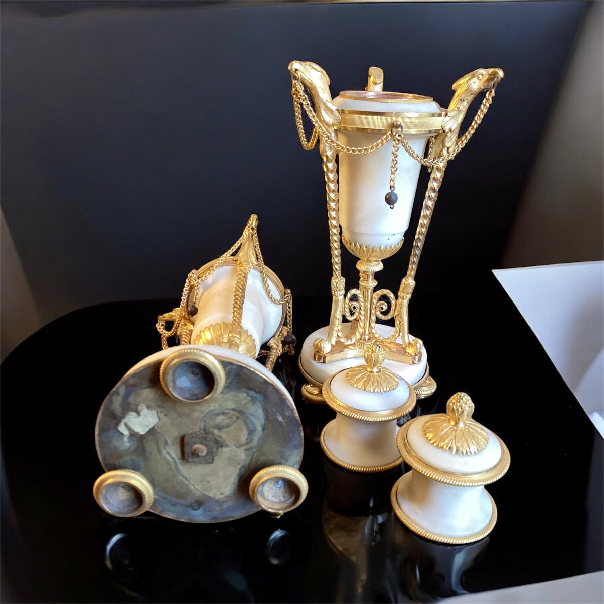 Paire de cassolettes formant  bougeoirs en marbre et bronze doré. -photo-5