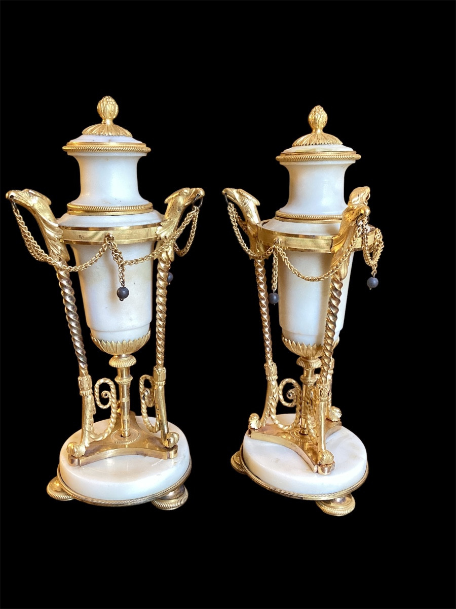 Paire de cassolettes formant  bougeoirs en marbre et bronze doré. 