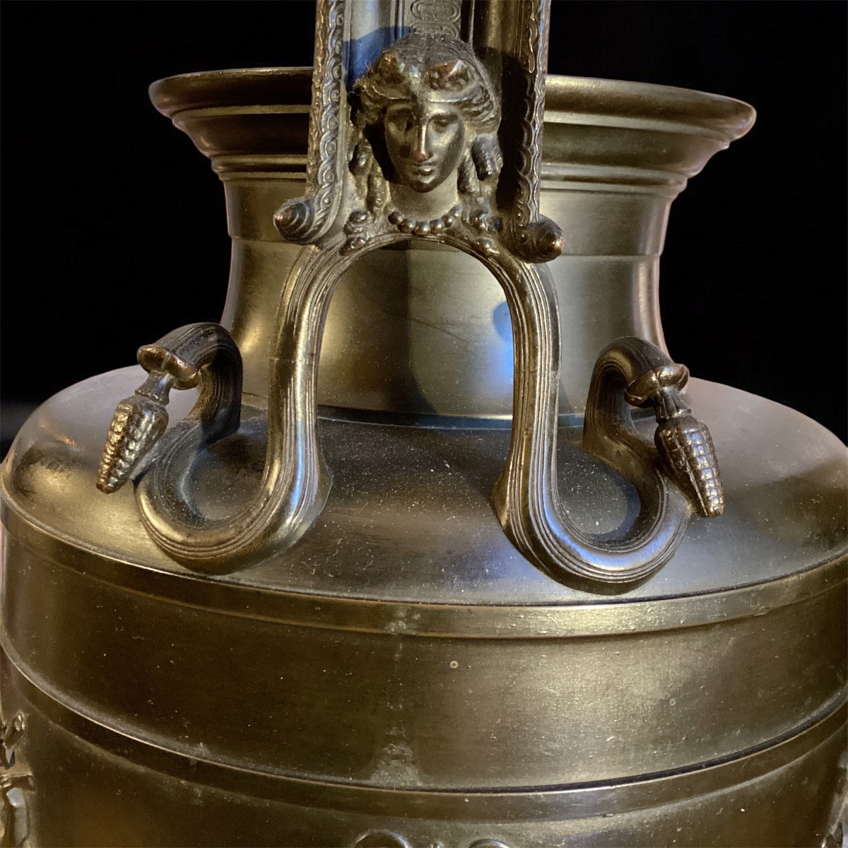 Paire de grands vases à l’antique en bronze. -photo-3
