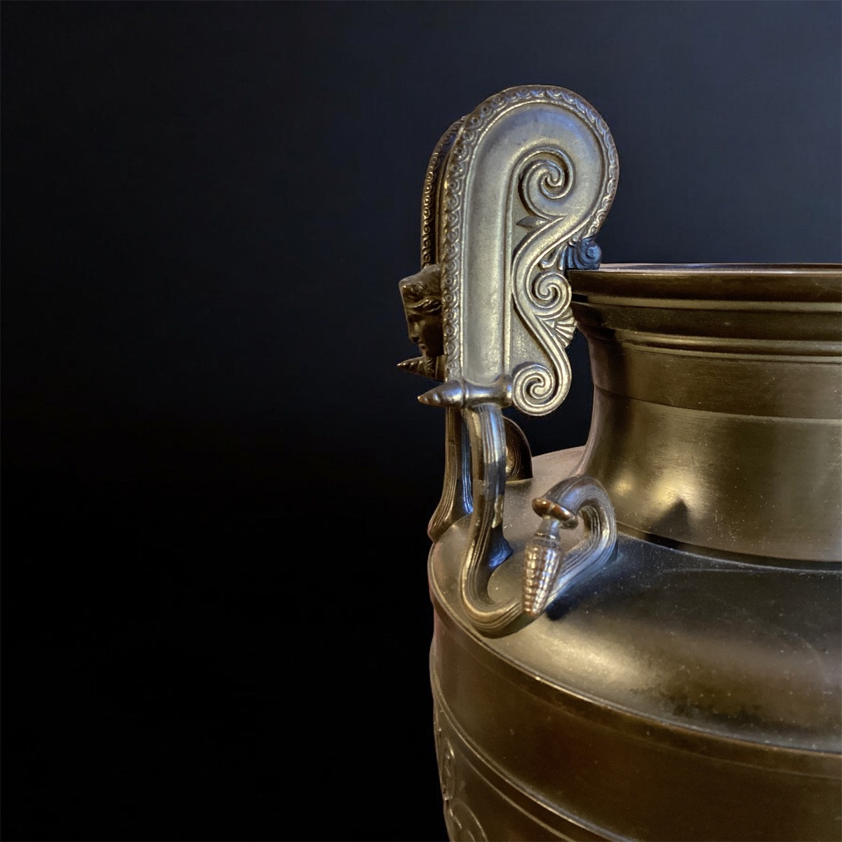 Paire de grands vases à l’antique en bronze. -photo-4