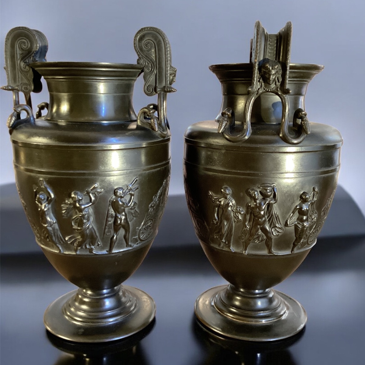 Paire de grands vases à l’antique en bronze. -photo-2