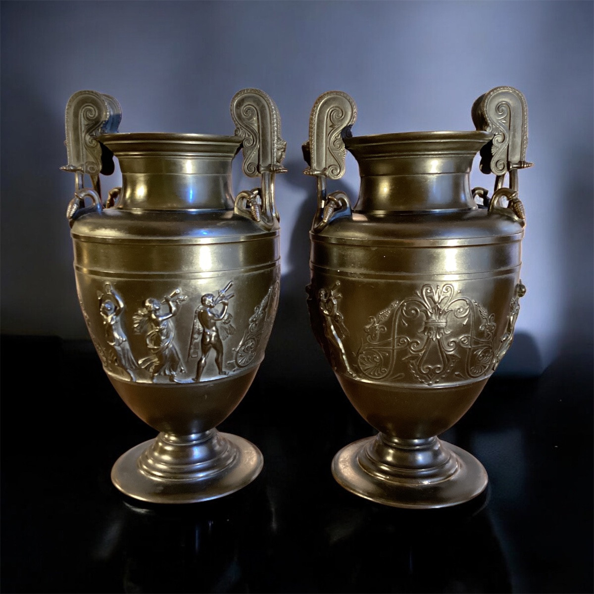 Paire de grands vases à l’antique en bronze. -photo-3
