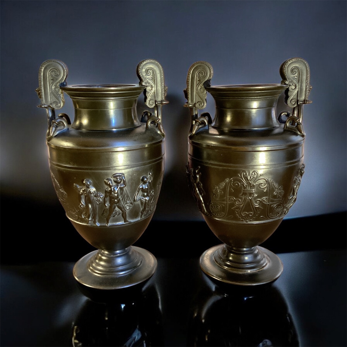 Paire de grands vases à l’antique en bronze. 