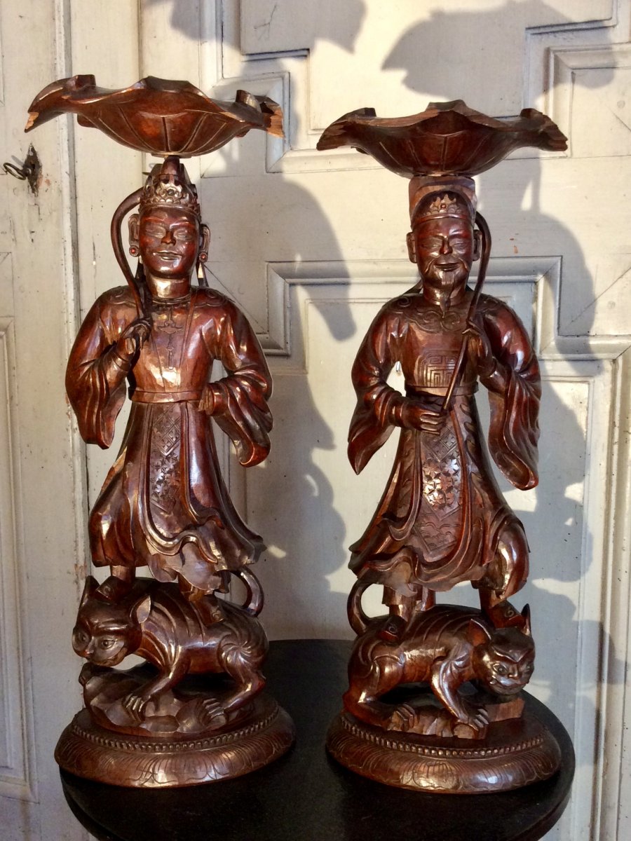 Paire De Sujets Asiatiques En Bois Sculpté. 