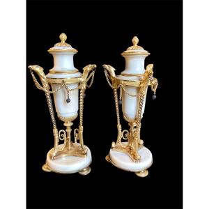 Paire de cassolettes formant  bougeoirs en marbre et bronze doré. 