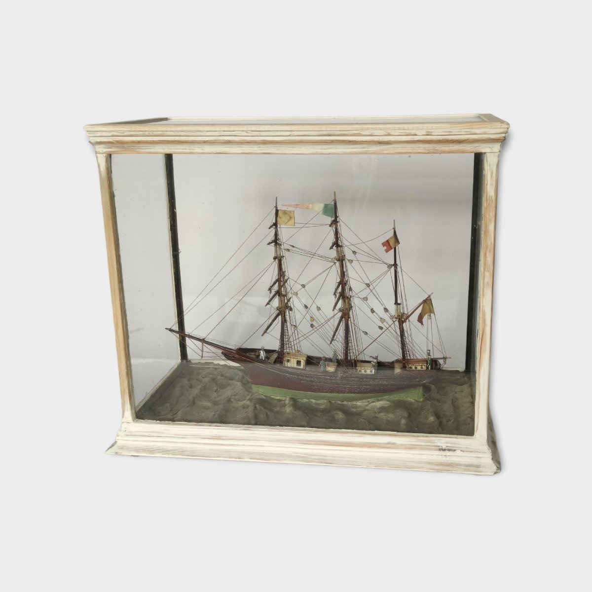 Maquette De Bateau Trois-mâts Barque avec marins. Vitrine d'Origine. Diorama Fin XIX° Siècle.-photo-3