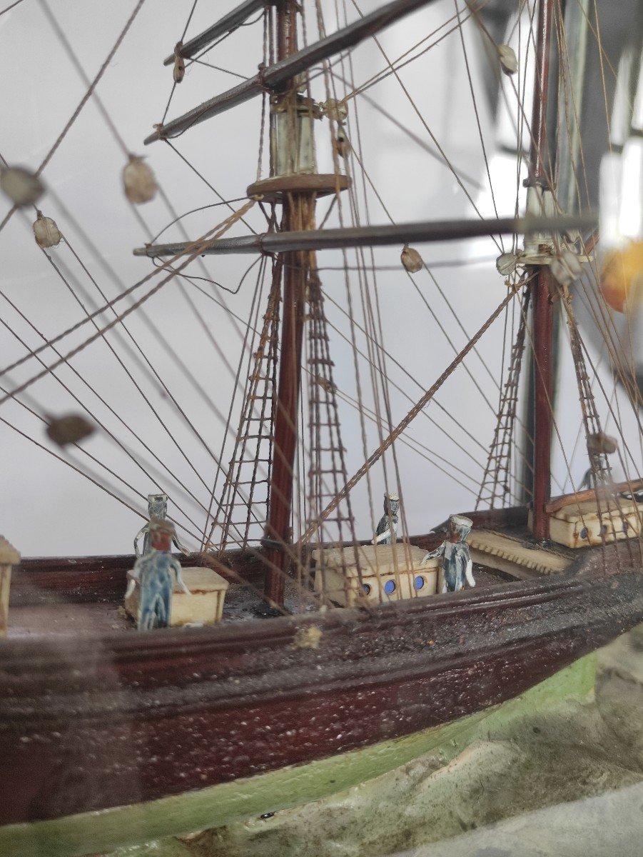 Maquette De Bateau Trois-mâts Barque avec marins. Vitrine d'Origine. Diorama Fin XIX° Siècle.-photo-1