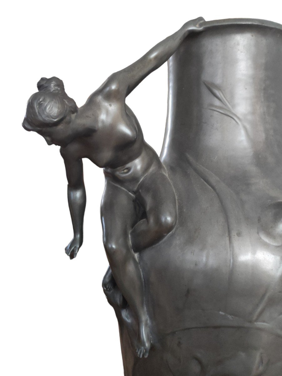 Iris Vase. Art Nouveau Pewter. Frédéric Brou (1862-1925) Siot-decauville. Circa 1895. H 70 Cm.