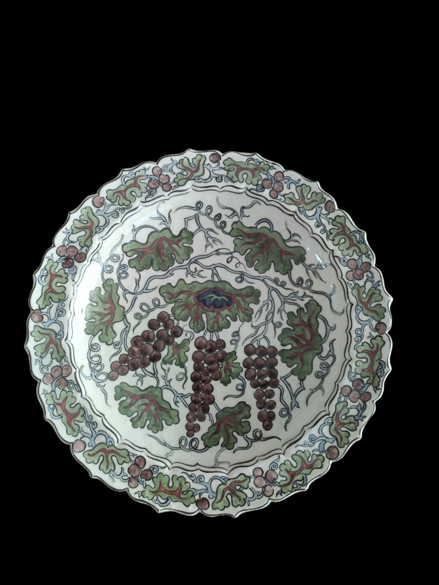 Lachenal. Plat polylobé de style Iznik. D 32 cm. Circa 1900. Orientalisme