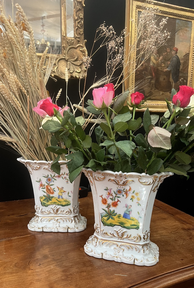 Old Paris. Pair Of Vases With Chinoiserie Decoration. 19th Century. H23 Cm