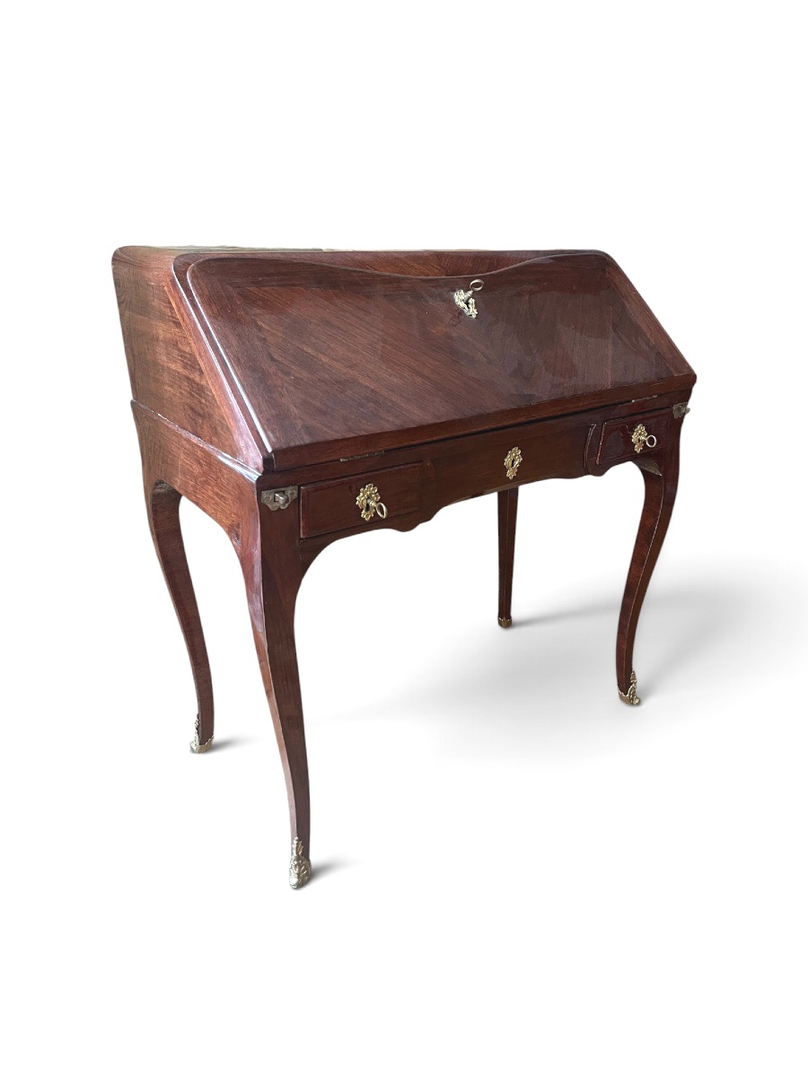 Curved Louis XV Sloping Desk. Satiné Veneer. 18th Century. H 87 Cm, W 82 Cm 