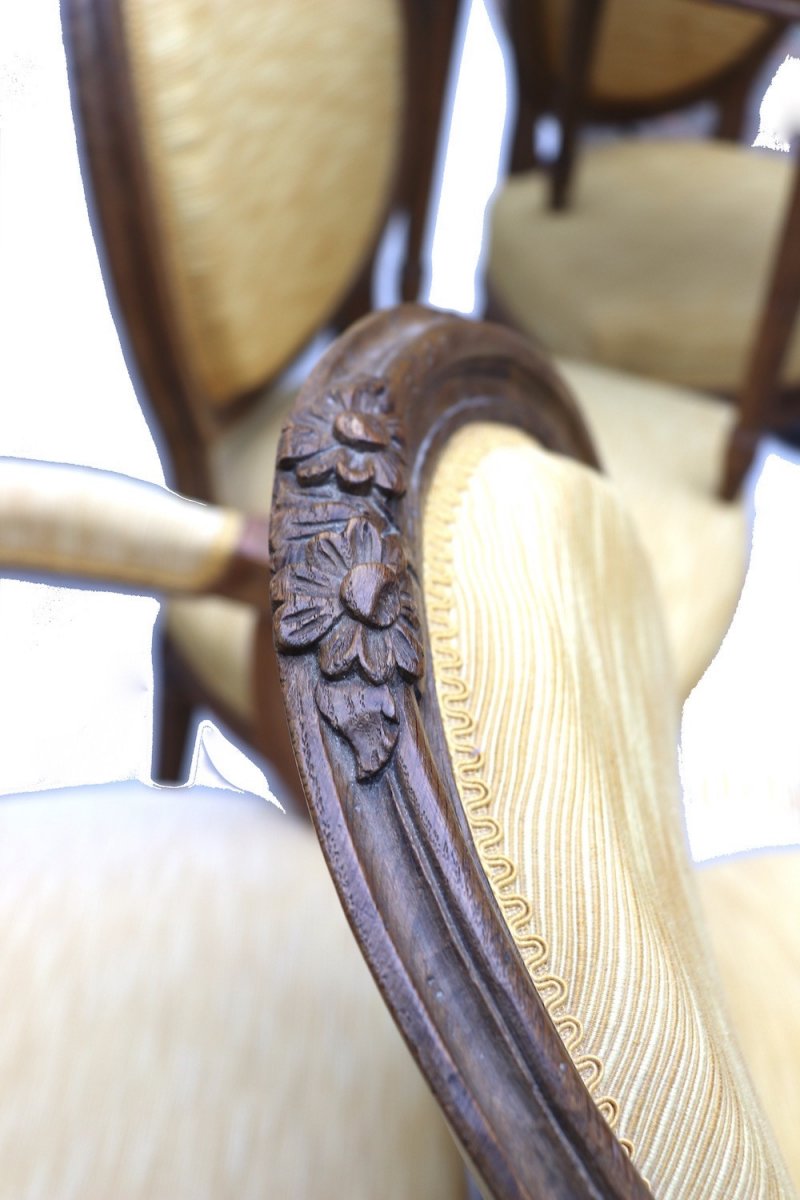 Ensemble de quatre chaises et quatre fauteuils en chêne d'époque Louis XVI.  -photo-2