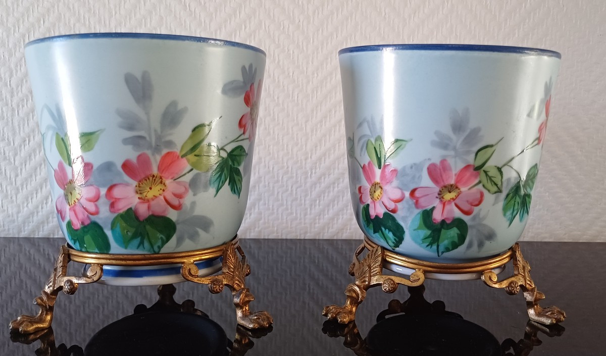 PAIRE de petits caches pots en faïence à décor floral monture bronze fin du 19 e début 20 e