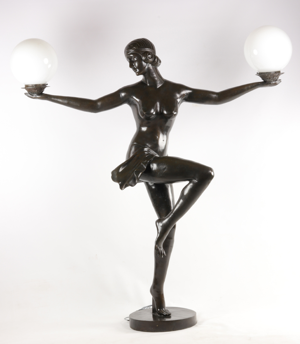 Lampe En Bronze De Style Art Deco.