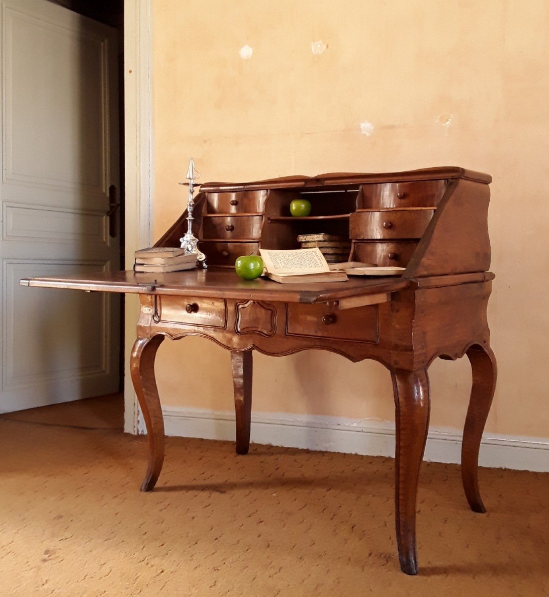 Bureau De Pente  en noyer d'époque Louis XV. 