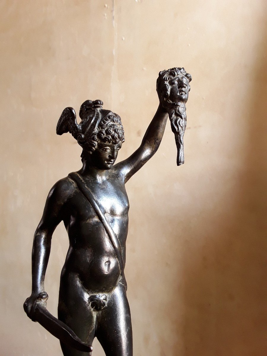 Bronze "Percée Tenant  La Tête De Méduse " d'Après Cellini. -photo-2