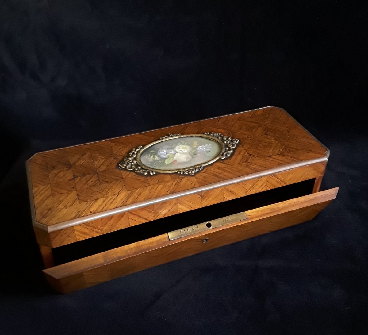 Boîte en marqueterie signée TAHAN PARIS.