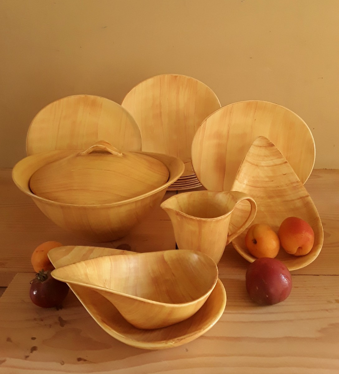 Service en faïence à décor de faux bois. Années 50.