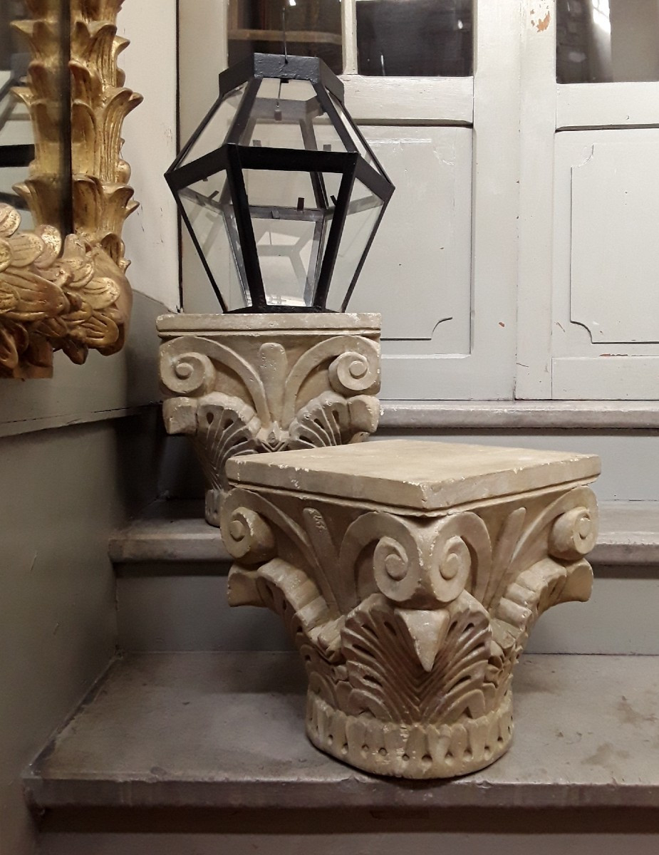 Paire de chapiteaux en pierre sculptée.  Époque XIX ème.