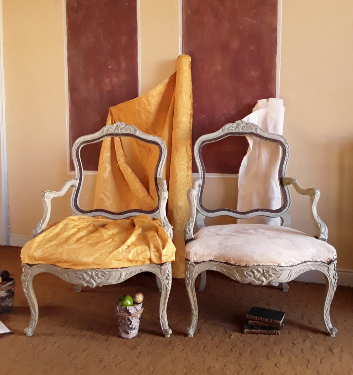 Large paire de fauteuils de style Louis XV. -photo-7