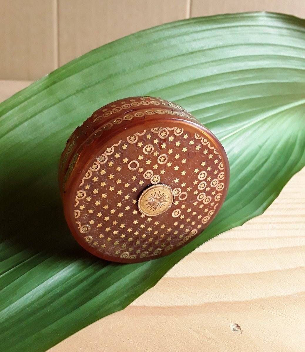 Box Made Of Tortoiseshell With Gold Flecks.-photo-6